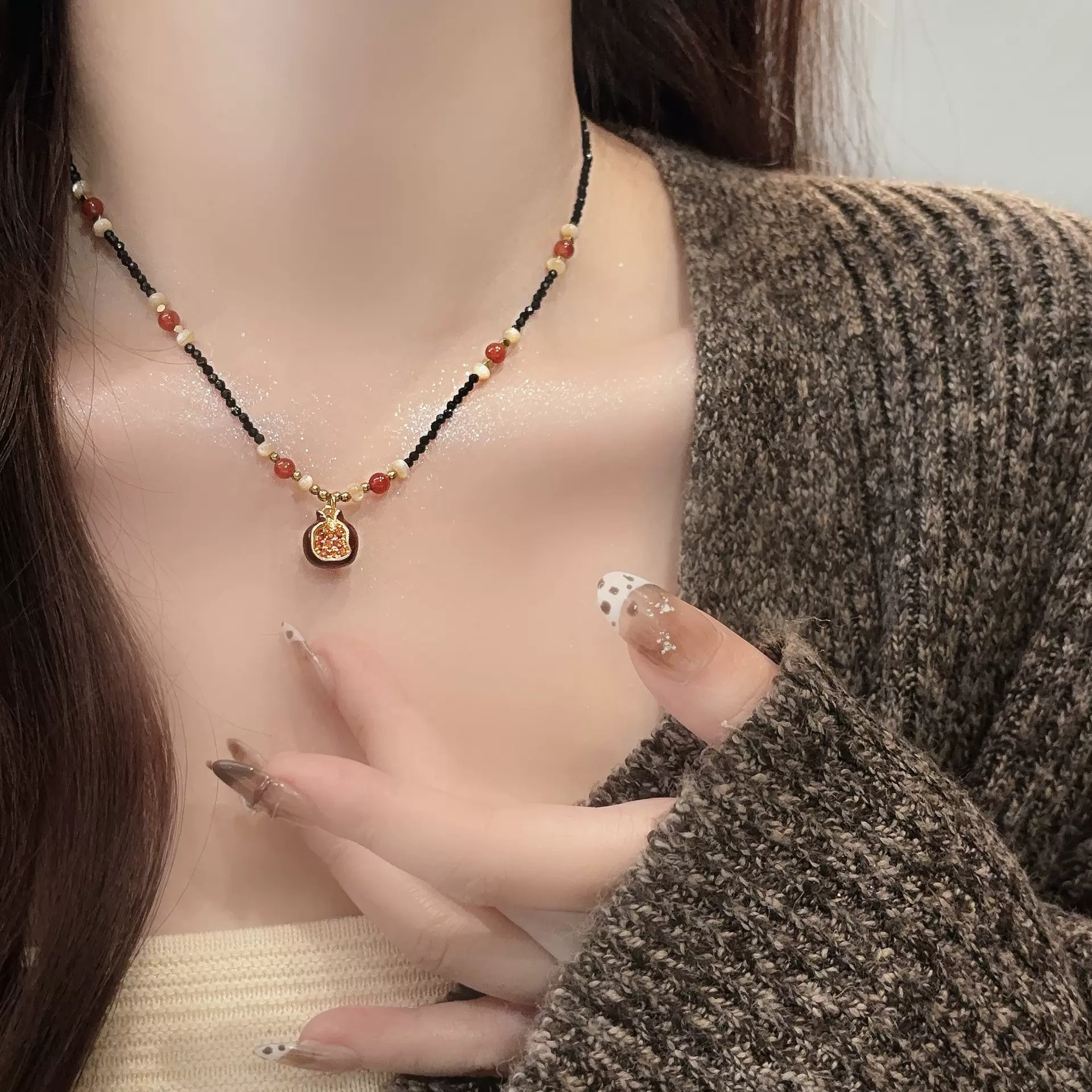 红石榴吊坠手工串珠项链女 轻奢高级感毛衣链 新款天然石颈链配饰
