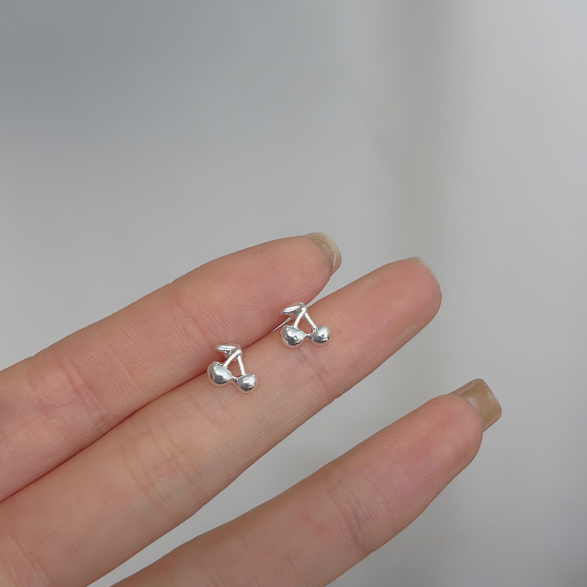 Pendientes de aro lisos para mujer, lujo ligero, pendientes de alta gama, pendientes populares, aretes de diseño exclusivo, aretes de otoño e invierno al por mayor