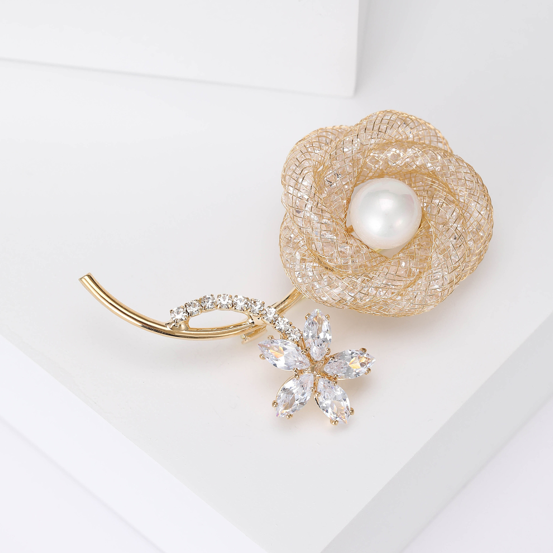 Flower Pattern Elegant Pin Flower Alloy Artificial Pearls Rhinestones Women's Brooches