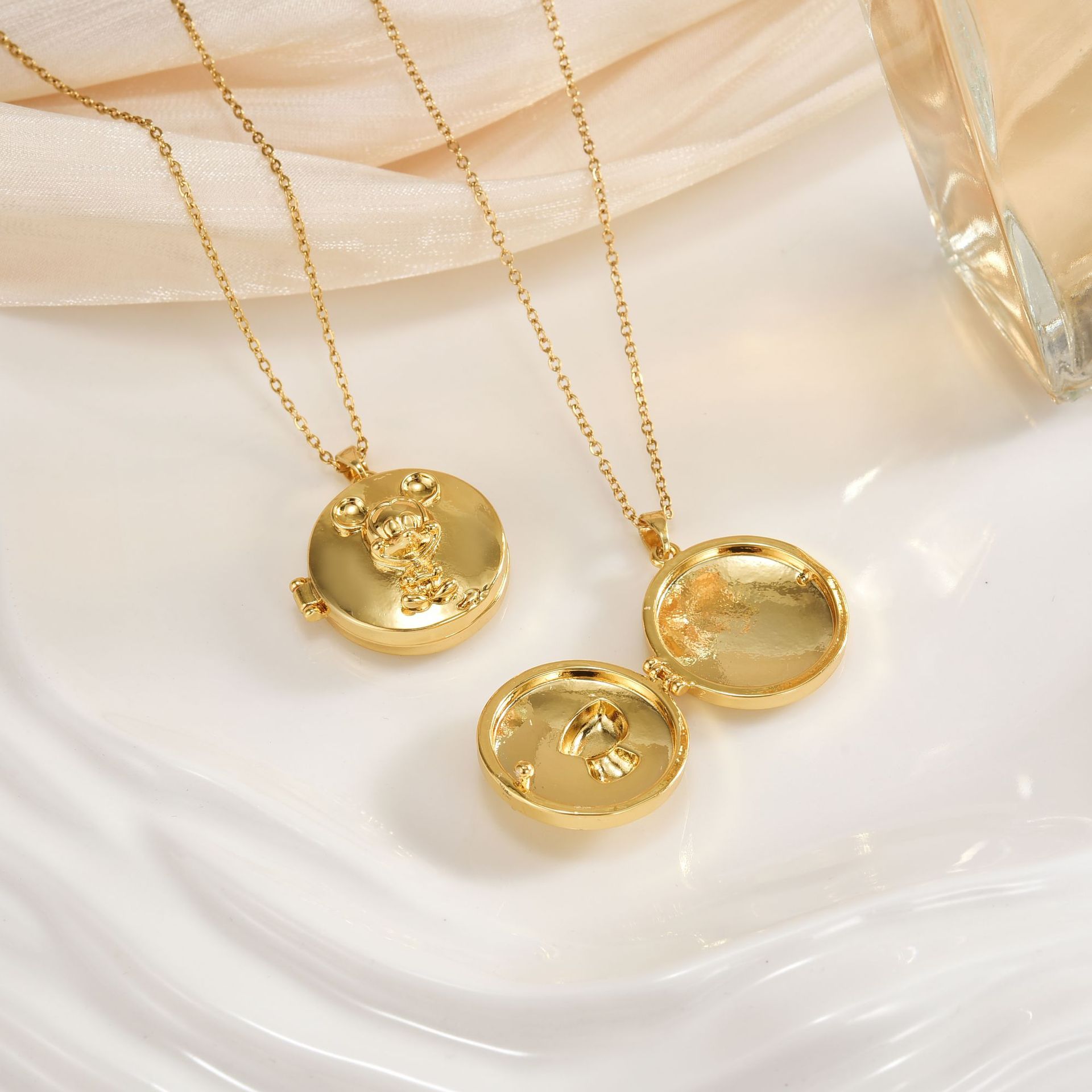 유럽과 미국의 국경 라운드 페이즈 박스 구리 도금 18k 골드 사진 앨범 귀여운 인형 펜던트 오프닝 티타늄 스틸 목걸이 쇄골 체인