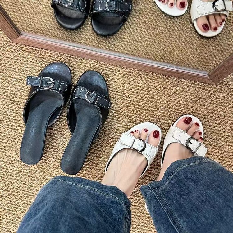 Zapatillas de tacón grueso francés de hadas 2026 verano un cinturón de pedal botón de cinturón de zapatillas de dedos abiertos para mujeres