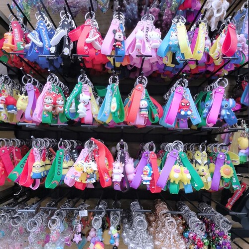 New keychains, mobile phone pendants, sugar babies, lollipops, bells, hot-selling gifts at boutiques and street stalls