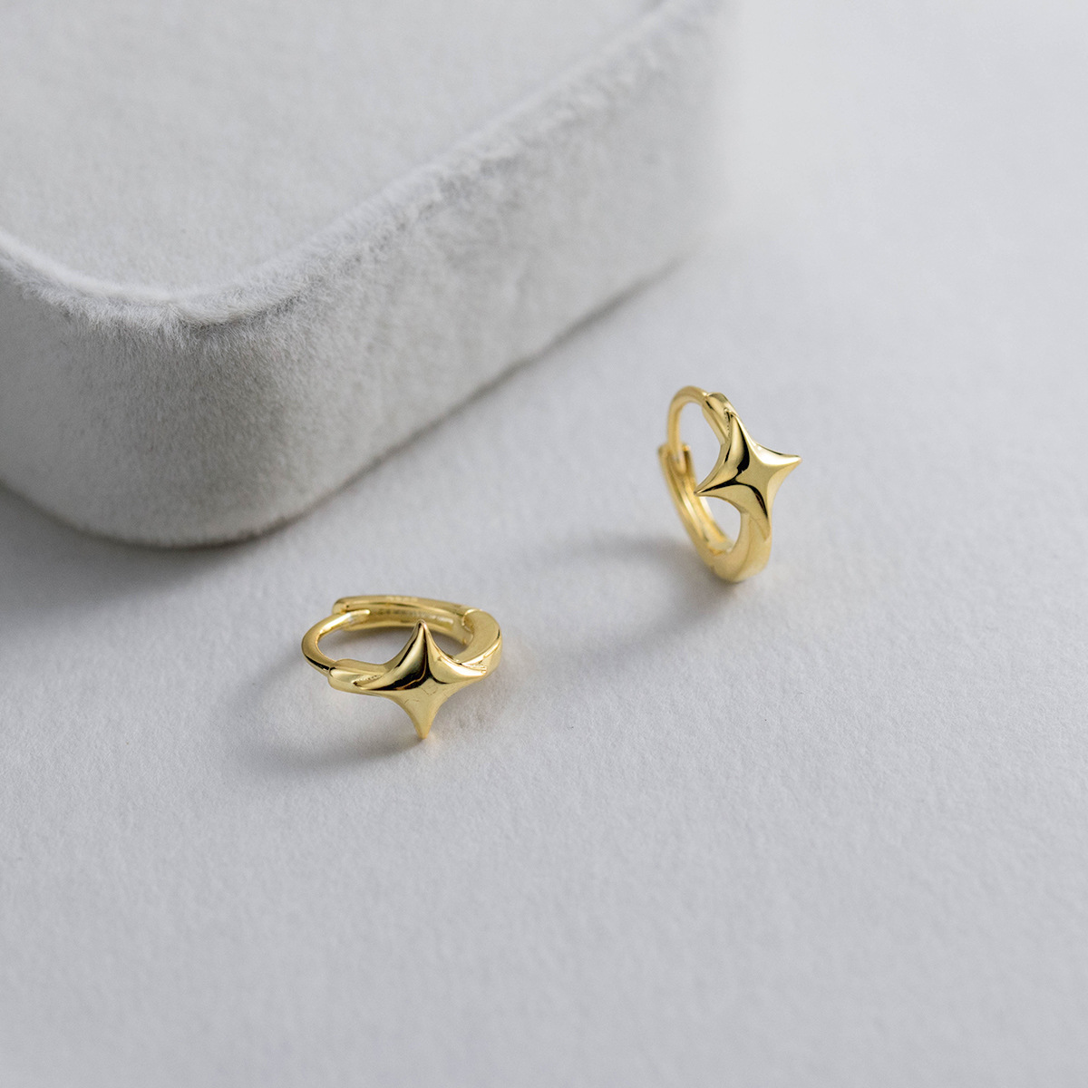 Eloch S925 plata esterlina estilo coreano simple brillante estrella de cuatro cuadrados joyas de orejas M05406 para mujeres