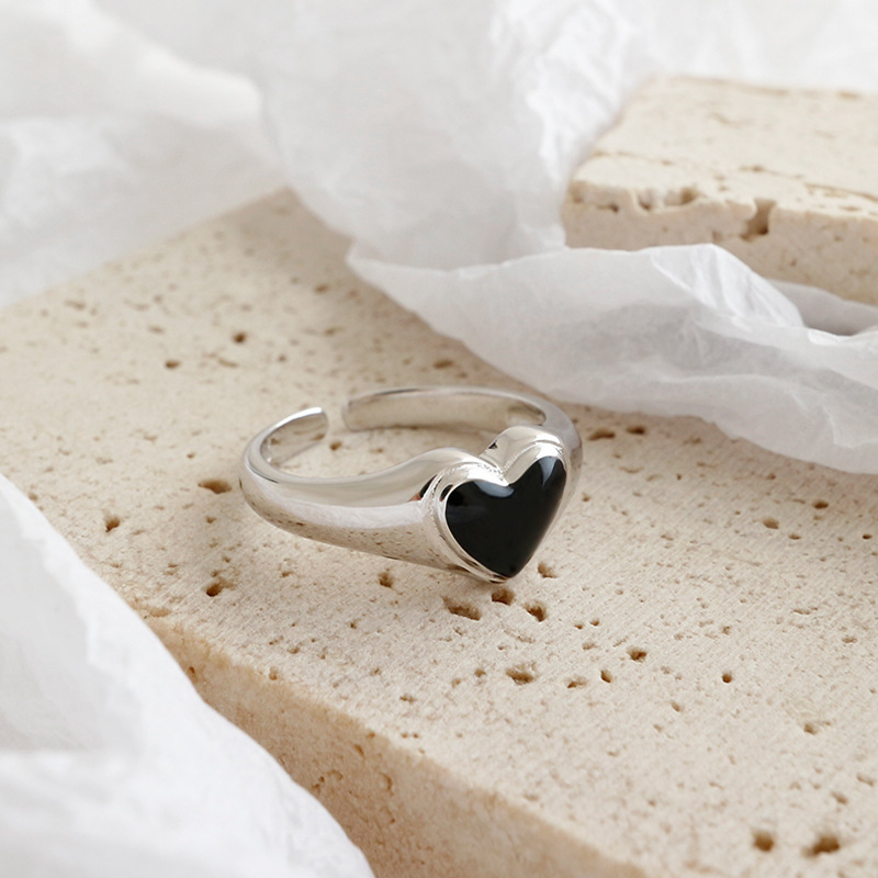 Japanese And Korean Glossy Dripping Black Love Heart-shaped Ring Fashion Simple Style Open Food Ring Ins Special-interest Design Hand Jewelry display picture 5