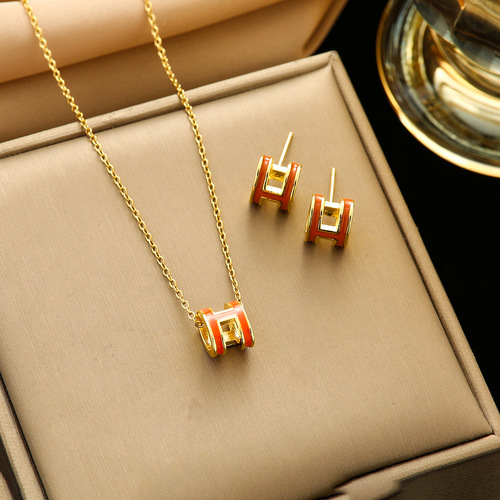 Kuaishou celebrity live stream titanium steel H letter temperament minimalist pendant light luxury fashion necklace wholesale