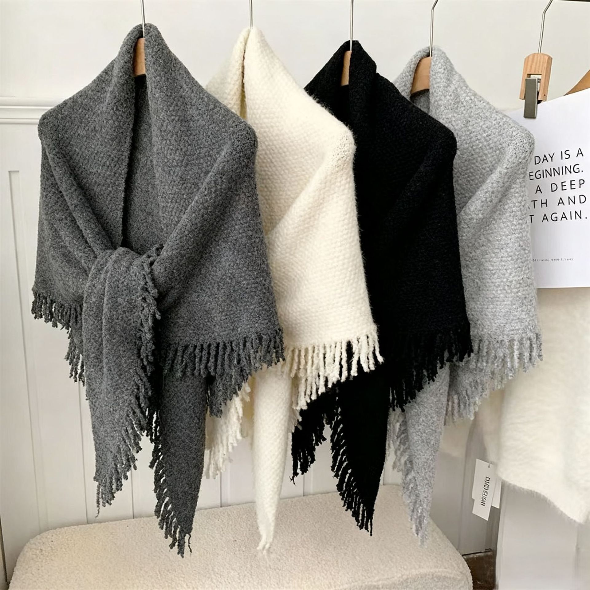 厂家直销2025年秋冬新款气质优雅外搭高级感羊毛加厚保暖流苏披肩