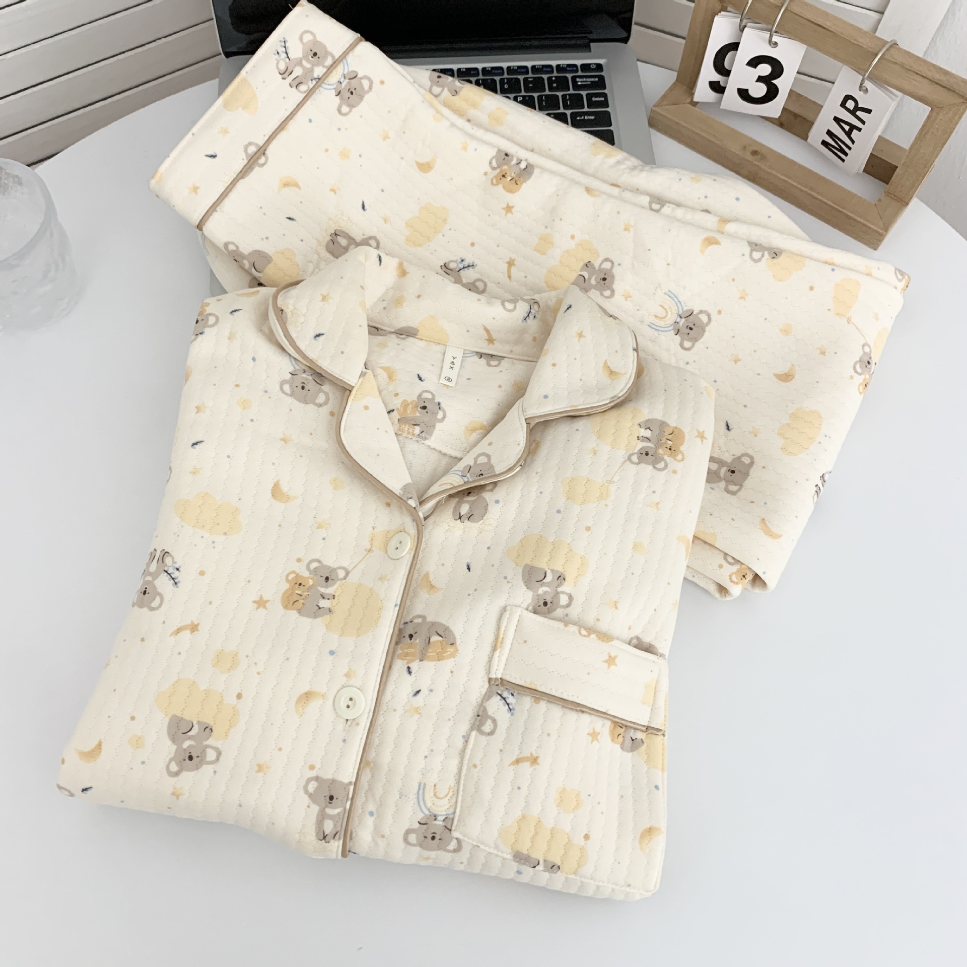 Lápices japoneses pequeños nuevos pijamas de algodón de aire primavera / otoño / invierno mezclado lindo cálido dibujos animados conjunto de ropa para el hogar