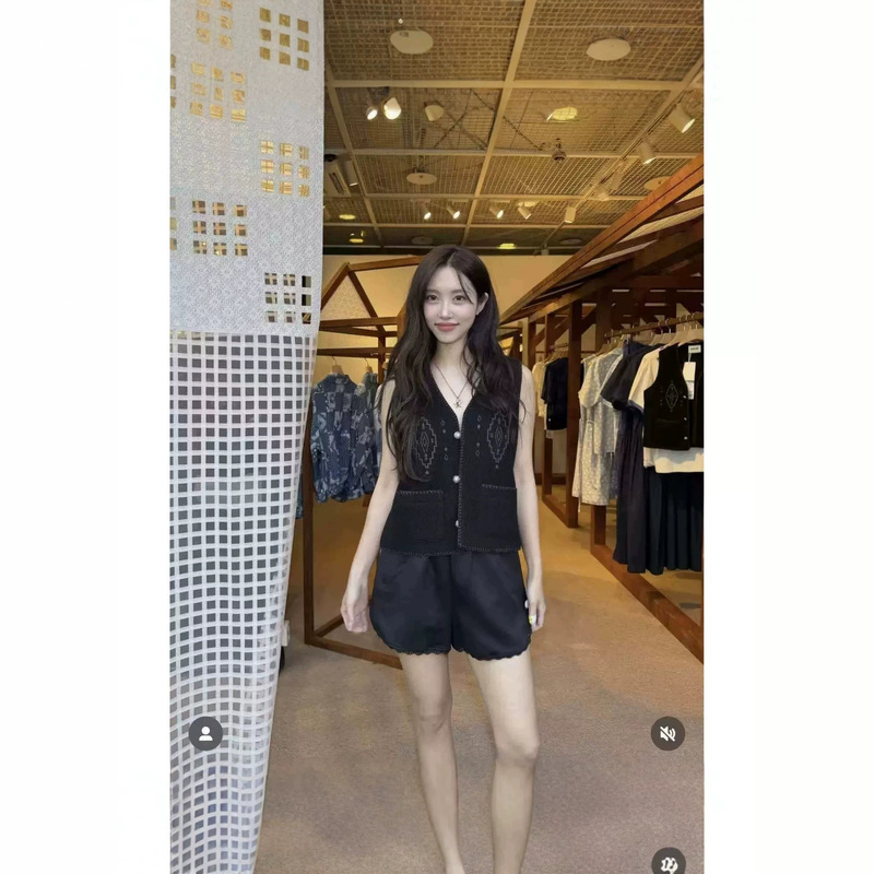 26【Production】New autumn style from Dongdaemun, South Korea: women's casual slim-fit embroidered patchwork quilted polyester vest