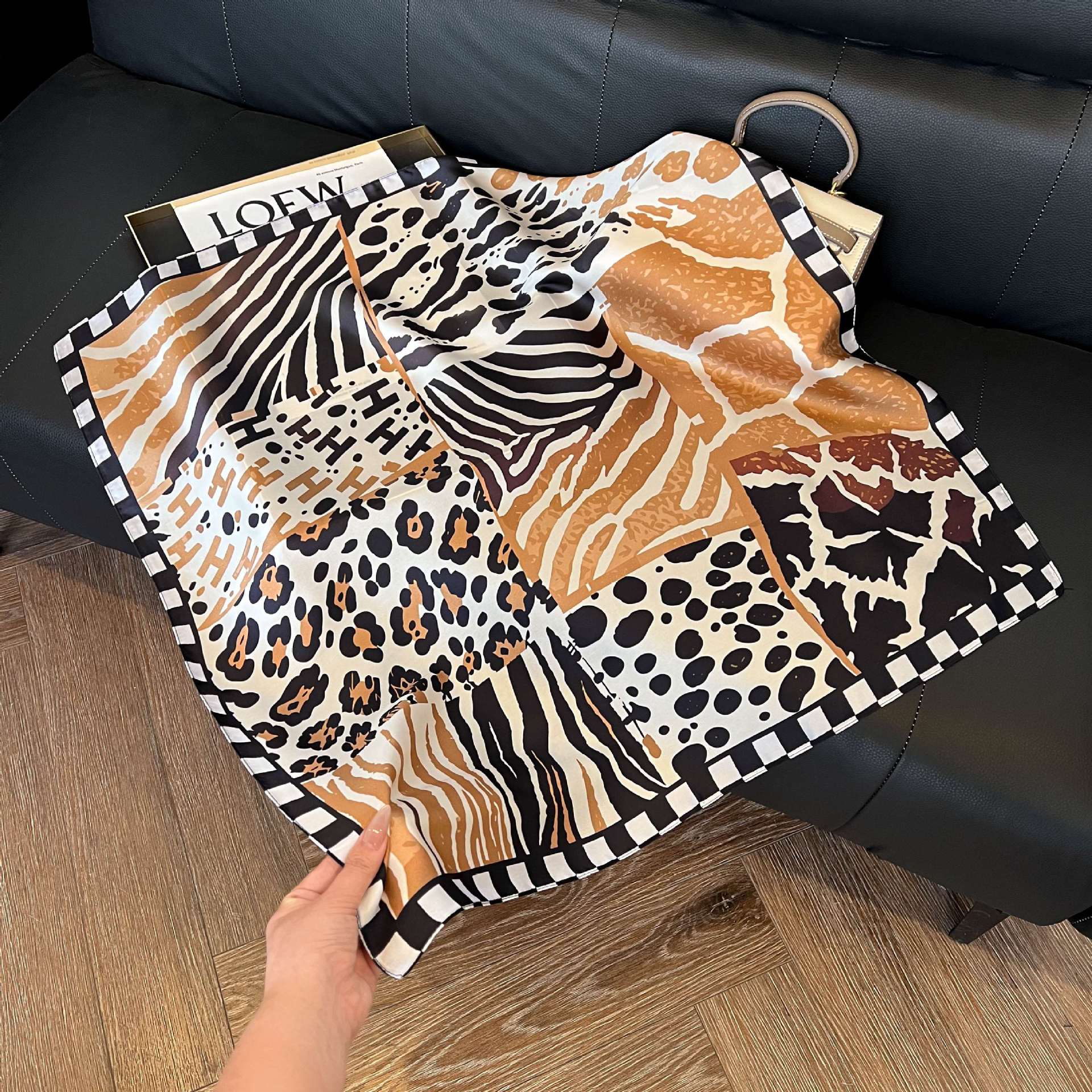 Transfronterizos nuevos bufandas de seda azul de alto nivel de seda cuadrada de simulación bufandas de moda de decoración de moda de combinación bolsa correa de pelo bufandas profesionales