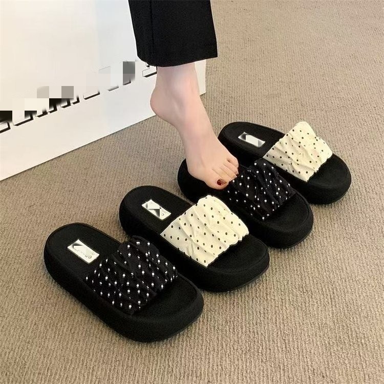 Zapatillas de fondo grueso de punto de onda 2026 nuevo viento fragante con falda de vacaciones de playa zapatillas de palabra