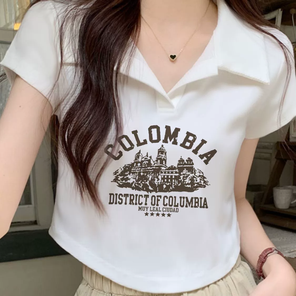 Женская футболка с короткими рукавами и воротником-поло в американском стиле ретро, ​​летний дизайн, чистое желание, облегающий крой, обычные плечи, топ с принтом, хлопок, вставки.
