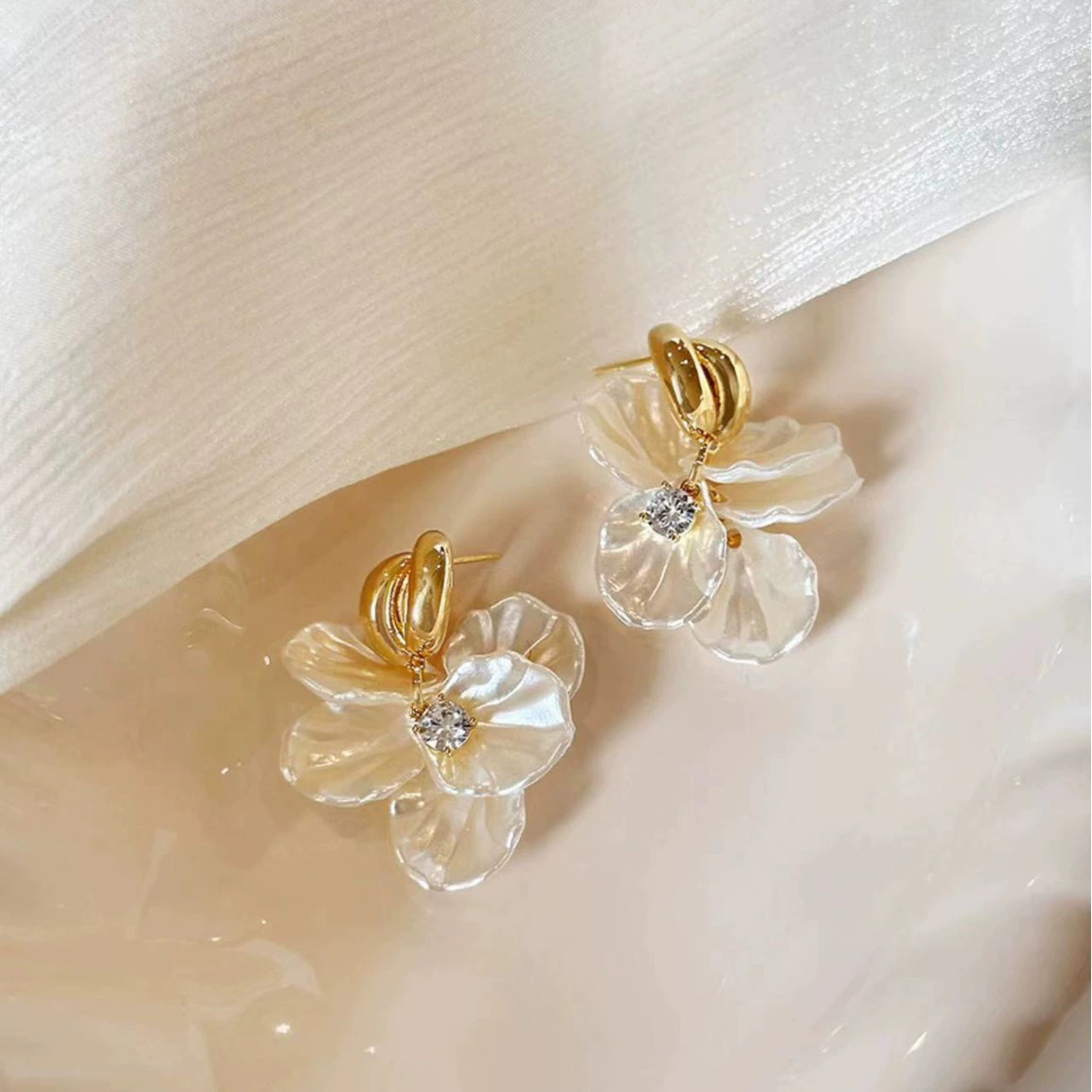 2026 viento falso sensación de atmósfera super inmortal pendientes de flores de malla temperamento suave de chiffon para mujeres pendientes