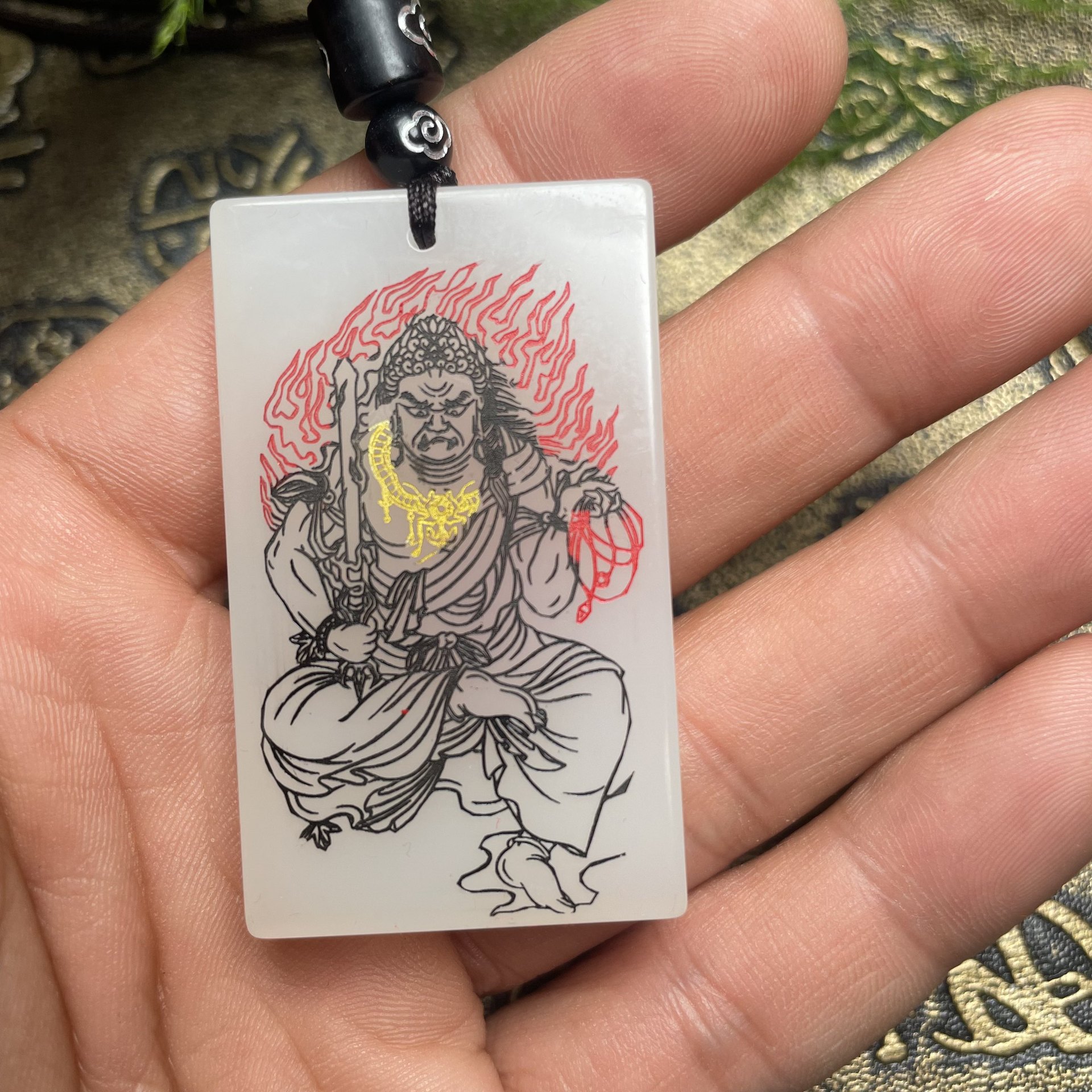 新疆和田白玉无事牌雕刻不动明王仿和田外蒙料天然金丝玉批发货源