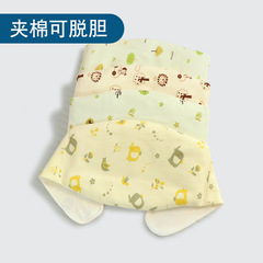 新入生の赤ちゃんは綿を挟んでお腹を保護します。