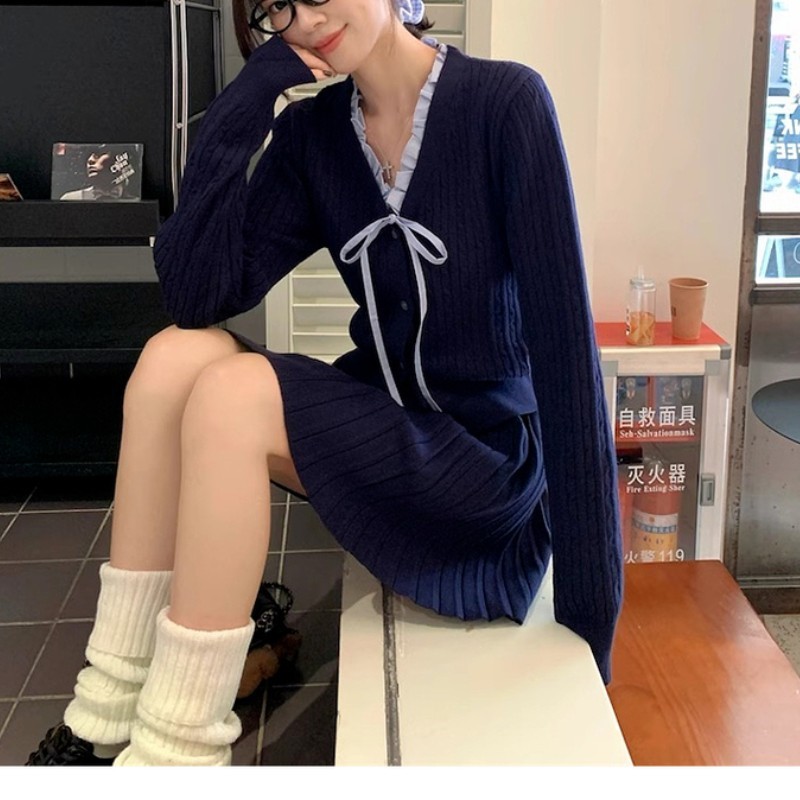 韓系学院風スーツの女性の木の耳元はニットのカーディガンの上着の春の百のスカートの半身のスカートの2つのセットをつなぎ合わせます。|undefined