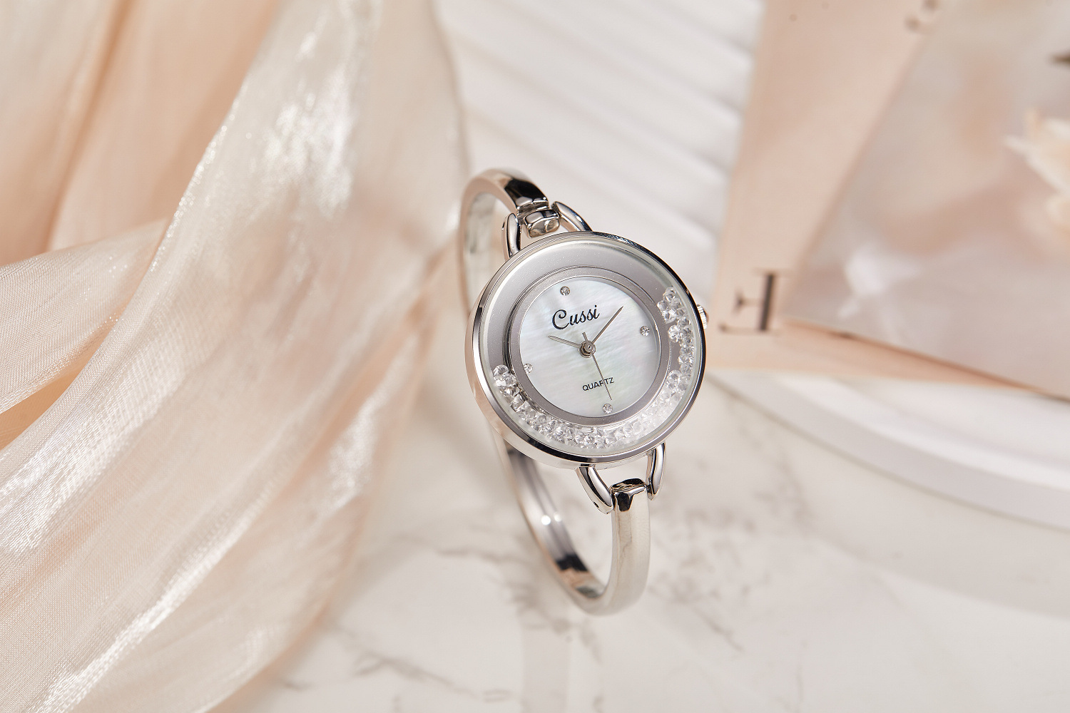 Orologio da donna elegante con bracciale traforato alla moda_voghion.com