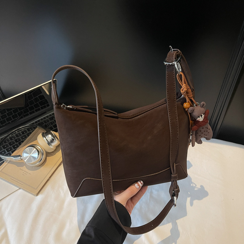Bolsa retro esmaltada de alta sensación de mujer super caliente bolso de hombro bajo la axila 2025 nuevo invierno ocio mochila de viaje