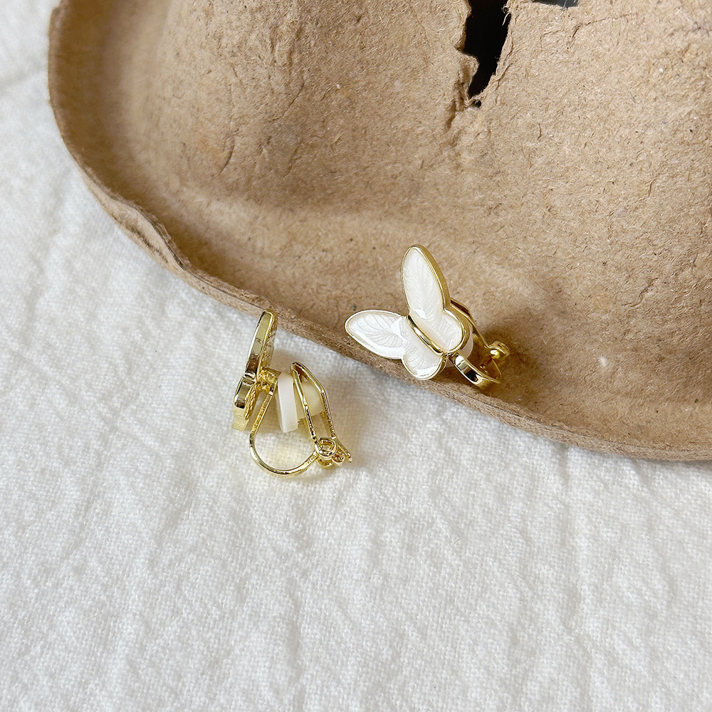 Versión coreana del temperamento de camelia, sin orejas perforadas, pinza para la oreja, flor de perla, tablero de ajedrez, pinza para la oreja triangular con diamantes, pendientes de nicho para mujeres