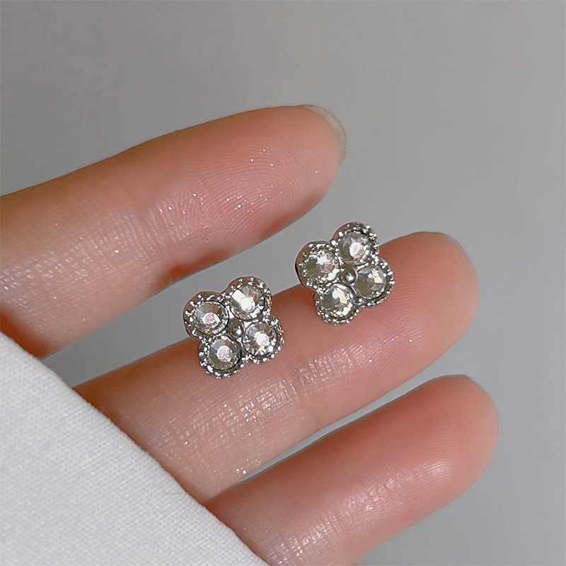 Anillo de metal francés aretes de anillo simple aretes de aretes nuevos estilos de estilo estilo estilo estilo de diseño de nicho temperamento único aretes de mujer cara pequeña