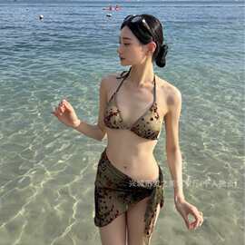 韩系新款复古碎花挂脖比基尼三件套沙滩裙度假温泉纯欲风分体泳衣
