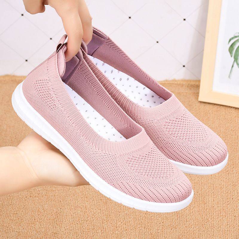 Nuevos viejos zapatos de tela de Beijing para mujeres primavera y verano cómodos zapatos de madre suaves antideslizantes de un pie zapatos transpirables para mujeres mayores