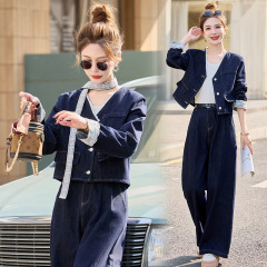 実際に韓国系のデザイン感のある雰囲気のデニムコートの女性服の春の新型の流行は姉の上着のズボンを引っ張ります。