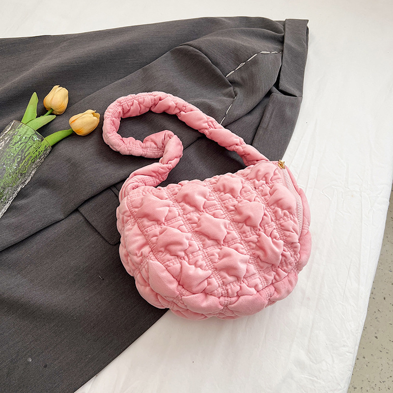 Nuevas nubes plisadas envuelven a las mujeres han bangchao nicho terciopelo envuelve albóndigas casuales envueltas en moda envueltas en un hombro y axilas