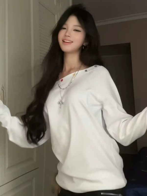 美式慵懒风设计白色斜肩彩色扣子宽松长袖t恤女秋季小众露肩上衣|undefined