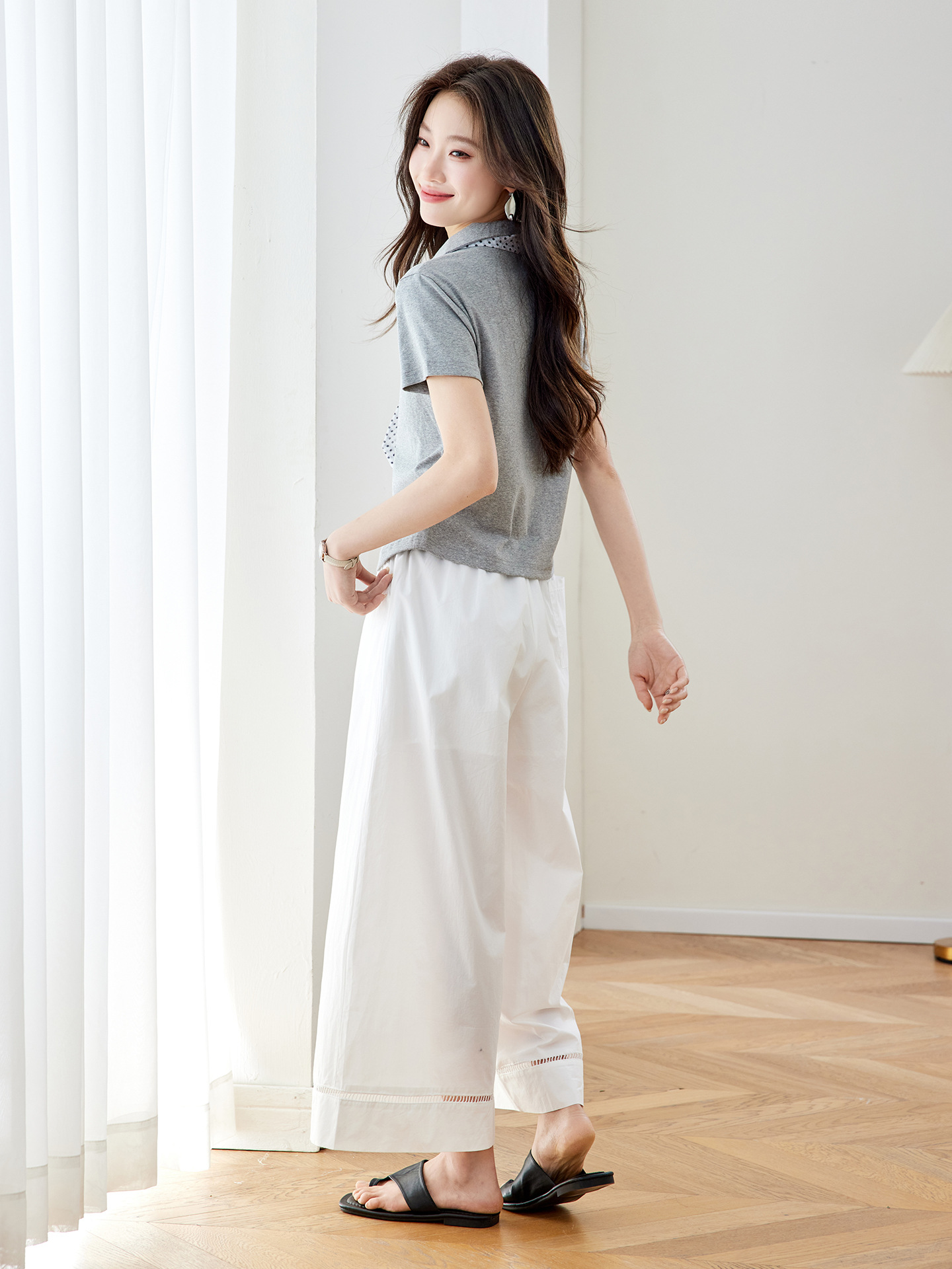 Bộ quần áo nữ gồm áo thun cổ tròn phối khăn lụa và quần ống suông rộng — Xám + quần trắng