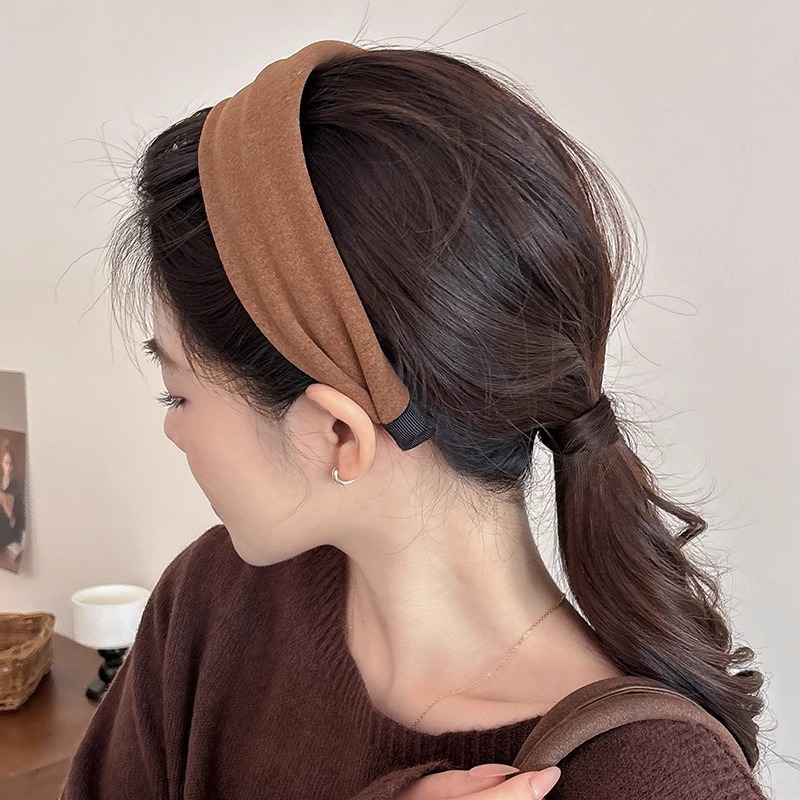 Diadema de gamuza de ala ancha retro gris para mujer 2025 nuevo estilo de gama alta otoño e invierno cabello de presión superior del cráneo alto para lavarse la cara diadema