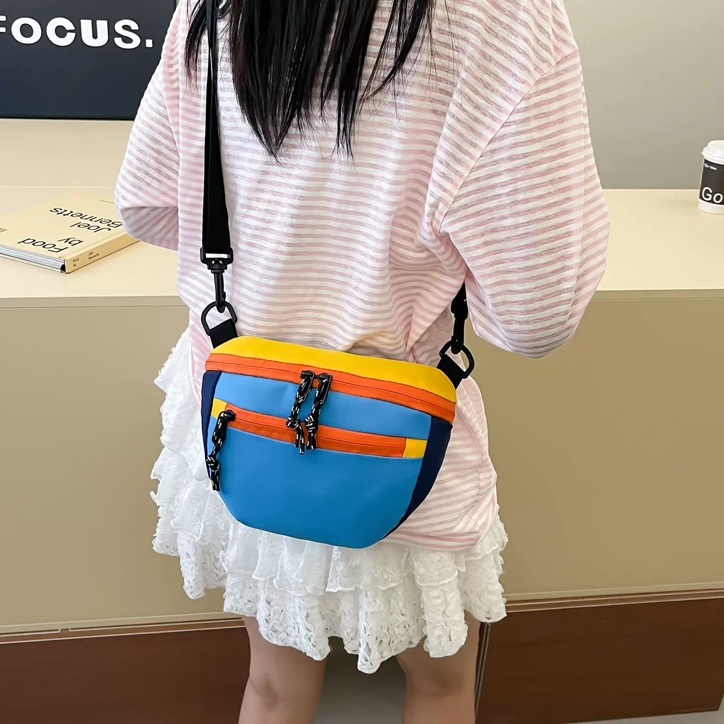 2025冬季新款撞色斜挎包男女时尚休闲斜挎小包出行便捷潮流包包