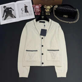 深圳南油货～高版本L家25新款针织v领双口袋开衫纽扣上身不挑人