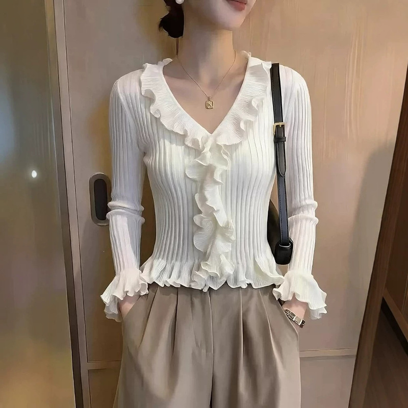 Korean-style ruffled V-neck long-sleeve knit top for women, autumn commute bell-sleeve slim-fit unique short base shirt Korean-style ruffled V-neck long-sleeve knit top for women, autumn commute bell-sleeve slim-fit unique short base shirt
