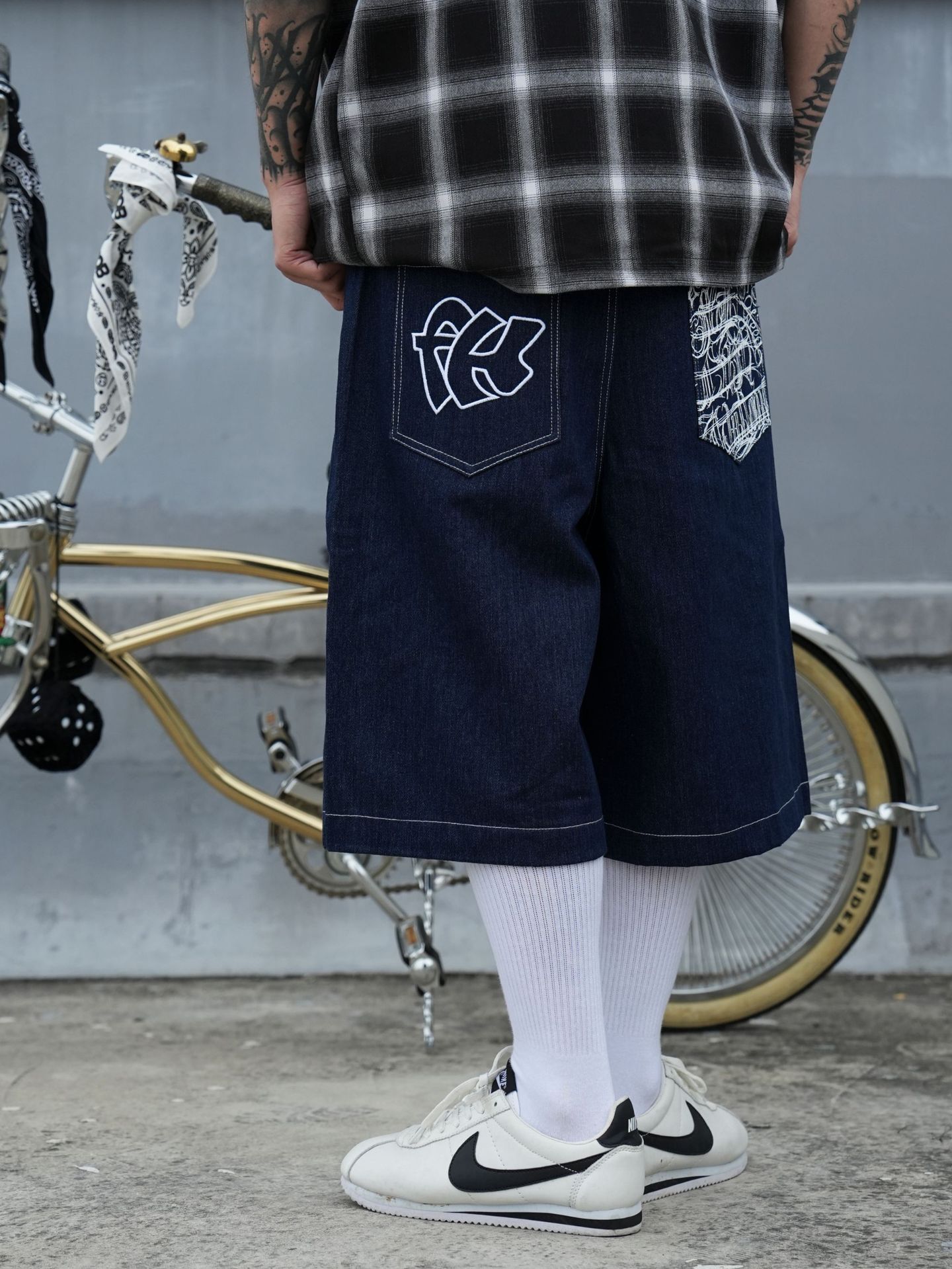 Herr denim shorts chicano stil med blomsterbroderi_voghion.com