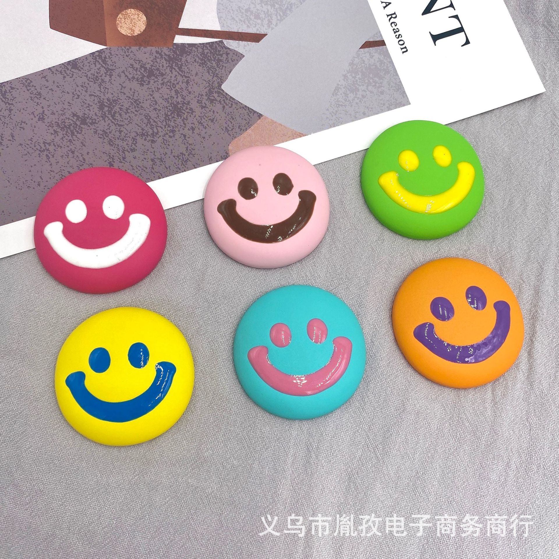 2022 Corea del Sur nuevo lindo color crema de dibujos animados cara sonriente parche accesorios DIY teléfono móvil Shell llavero material