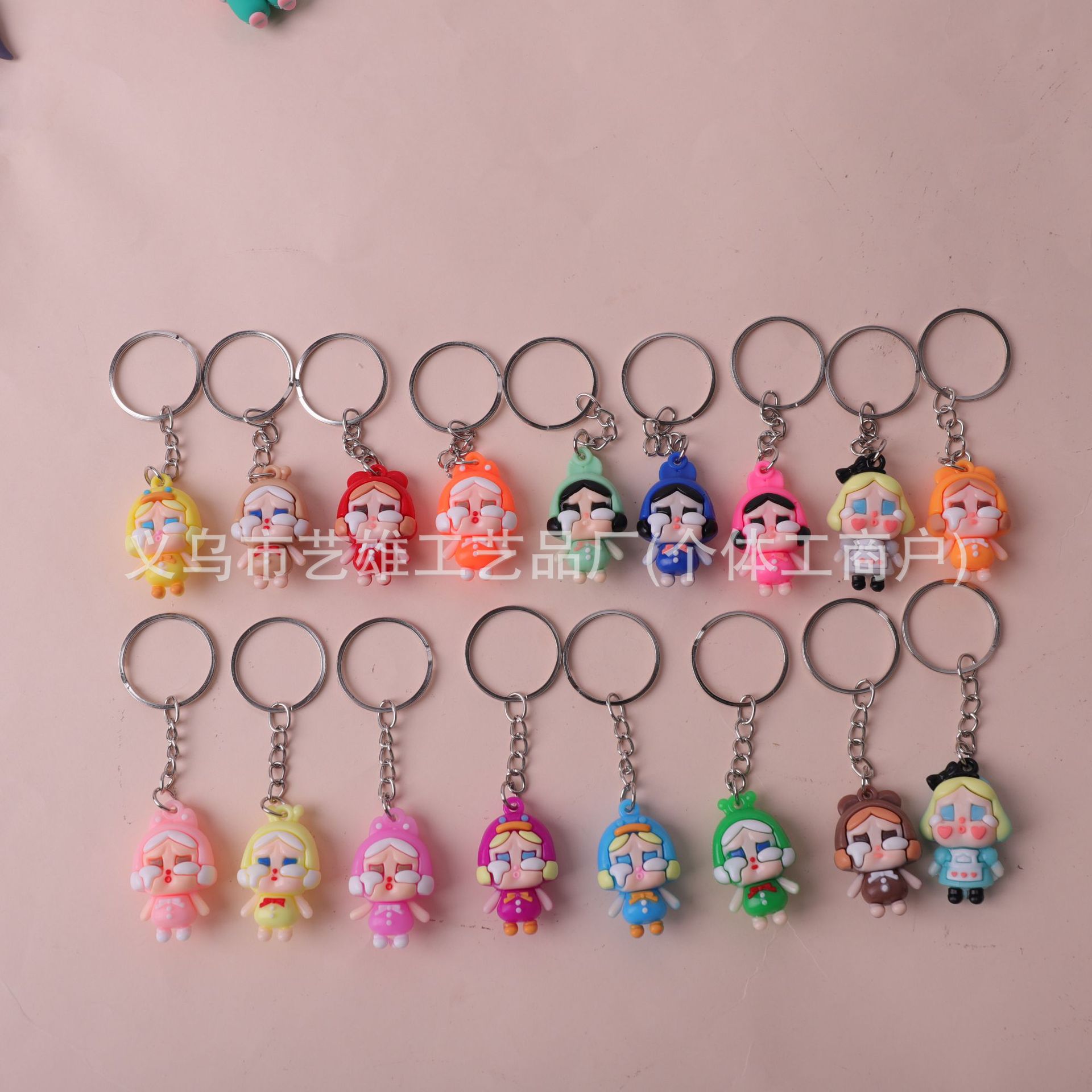Nuevo estilo de dibujos animados de PVC huevo llavero de fiesta muñeca pequeña decoración creativa pegamento suave adorable colgante al por mayor
