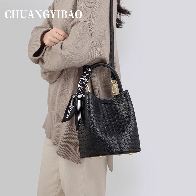Túi bucket nữ dệt cao cấp đeo chéo xách tay đa năng nhỏ gọn — Khăn quàng ngẫu nhiên màu đen miễn phí