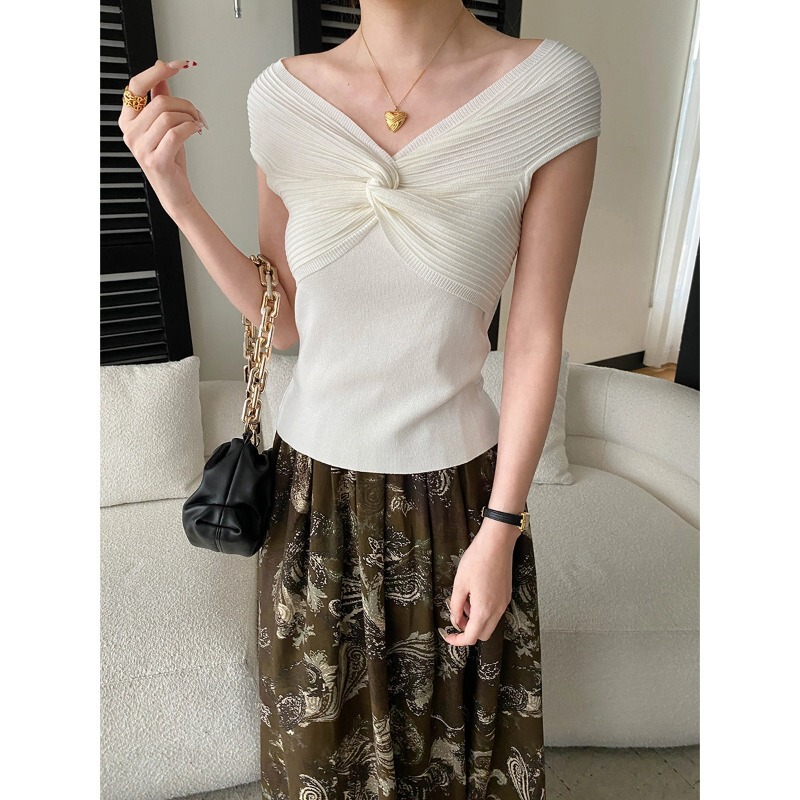 Sinnan Advanced French-Style Twist V-Neck Slim-Fit Off-Shoulder Sleeveless Knit Top Sn8880