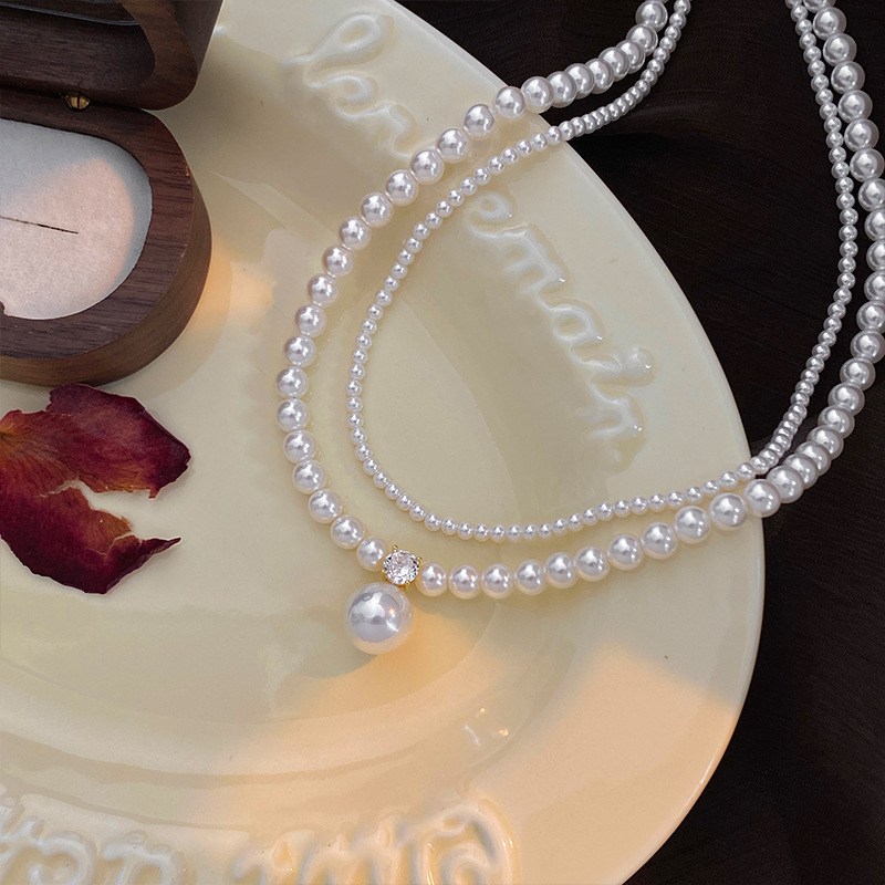 Design fashionable retro necklace from pearl