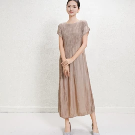 连衣裙;时尚休闲套装;女式T恤