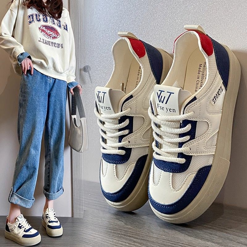 Zapatos deportivos o casuales de verano 2025 nuevos zapatos de entrenamiento de alta altura de malla transpirable zapatos blancos para estudiantes