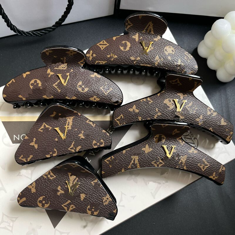 New French-style, high-end, donkey-hide-textured hair clip with fashionable letter design, versatile for the back of the head, shark clip hair accessory New French-style, high-end, donkey-hide-textured hair clip with fashionable letter design, versatile for the back of the head, shark clip hair accessory