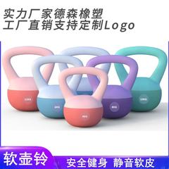 ケトルベルの女性のフィットネス家庭用のやせた腕は尻の器械を練習します。
