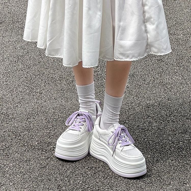 Zapatos blancos de suela gruesa para mujer 2025 verano nuevo estilo malla transpirable moda todo-fósforo ligero realce deportes y zapatillas de deporte de ocio