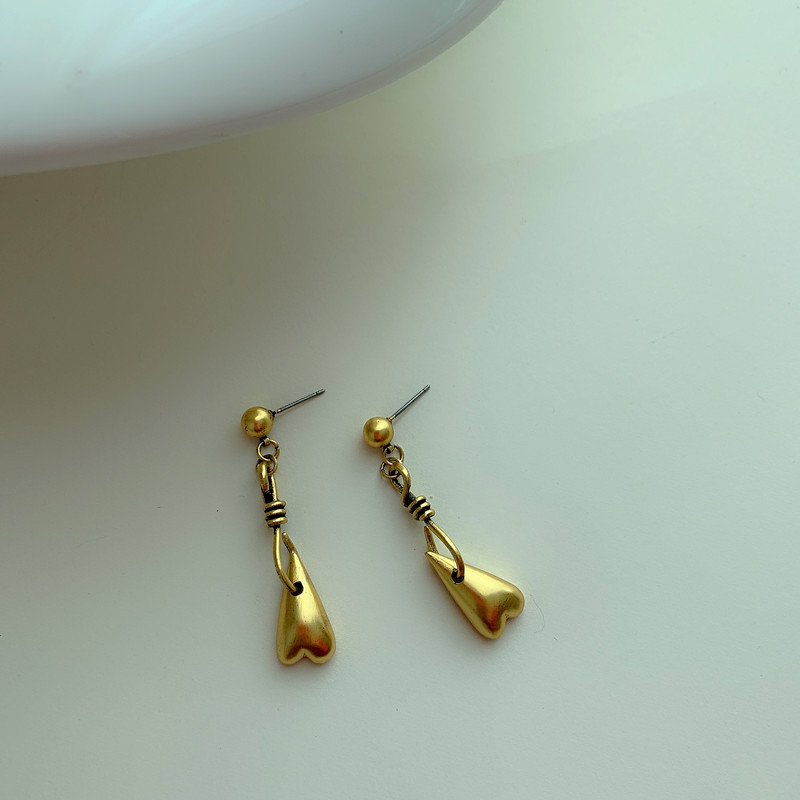 New Simple Retro Golden Love Big Earrings display picture 6