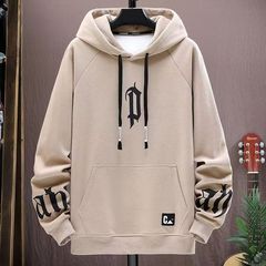 帽子付きの男性は秋冬に中学生の長袖の服を着ます。