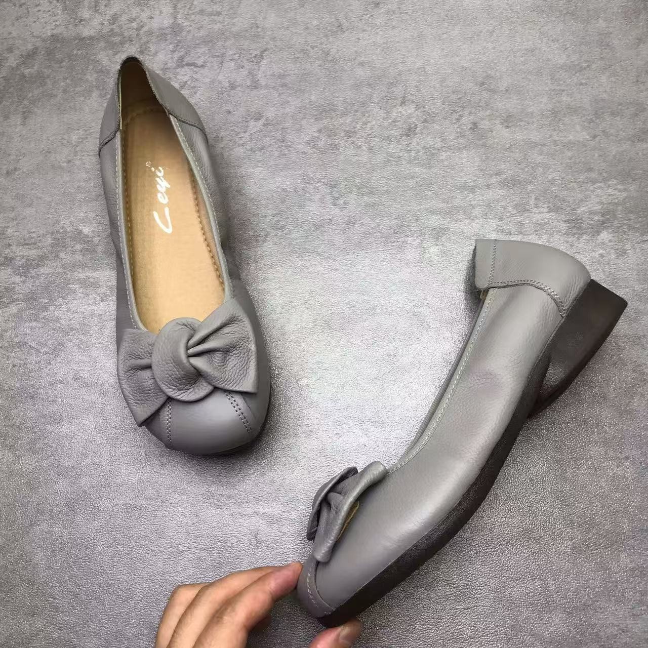 2026 nuevo primavera y verano arco suave cómodo y ligero zapatos de moda simple zapatos anti-deslizantes superficiales zapatos de mamá