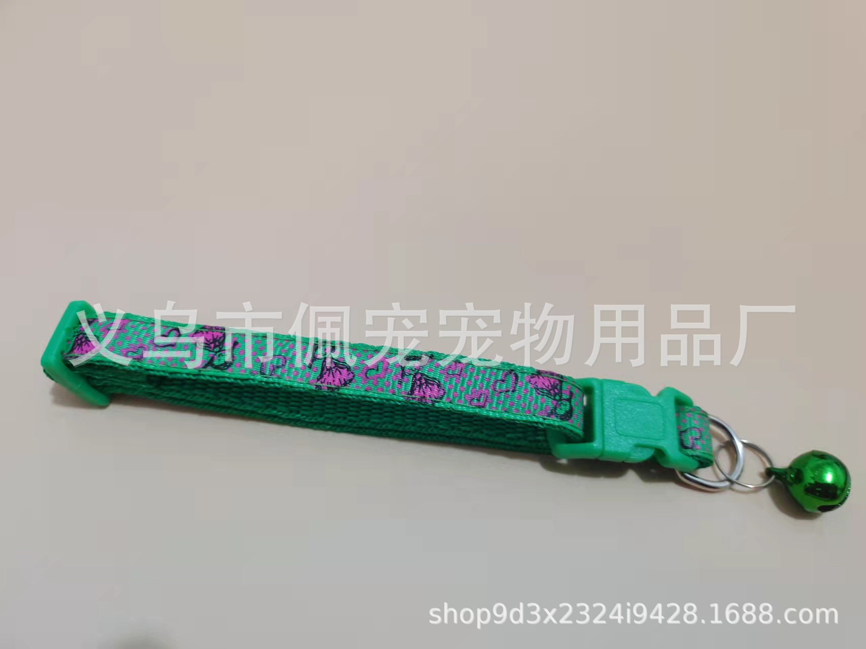 1.0 Pegado collar de perros de mascotas collar de campana de alta calidad botón de color niña gran cantidad de stock de fábrica