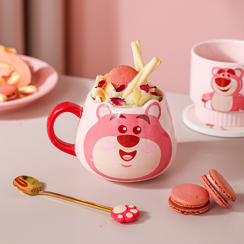 Disney Cartoon Strawberry Bear Ceramica Forma linda Taza de vientre grande Caja de regalo Regalo de negocios Compañero de mano al por mayor