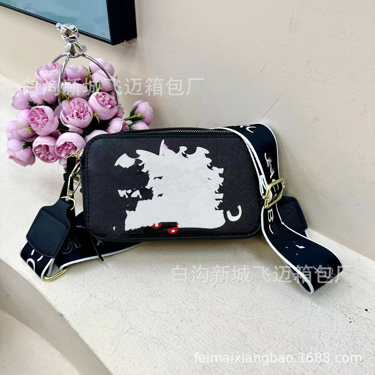 대외 무역 국경 간 작은 사각형 가방 2024 유럽과 미국의 새로운 패션 레저 통근 메신저 가방 인기 편지 어깨 가방 조수